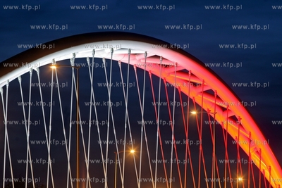 Podswietlony na bialo-czerwono wiadukt w Gdansku Letnicy.
30.04.2014
fot....
