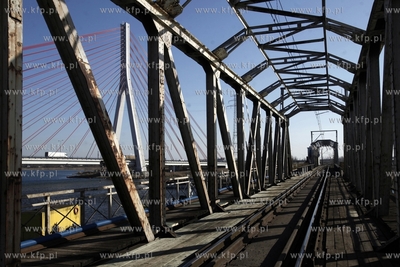 Kolejowy most obrotowy nad Martwą Wisłą w Gdańsku.
17.02.2015
fot....