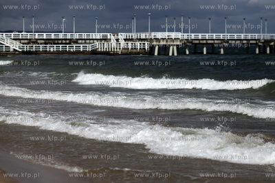 Silny wiatr nad Zatoką Gdańska. Nz. molo w Gdańsku...