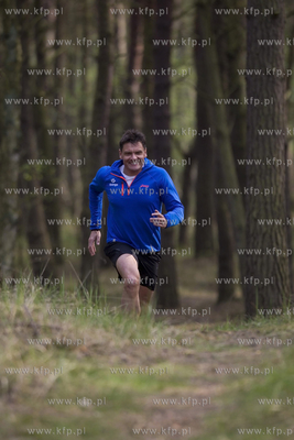 Adam Korol biega na plazy na gdanskich Stogach. 30.04.2015...