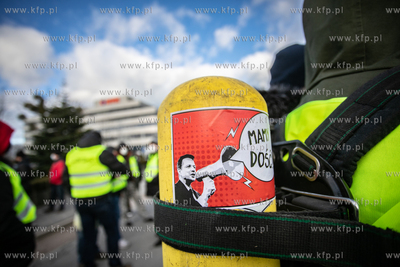 Pikieta pracowników Grupy Lotos pod biurowcem rafinerii,...