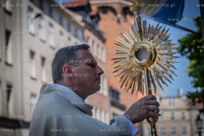 Gdańsk. Centralna procesja Bożego Ciała. Nz Biskup...