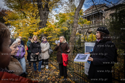 Mieszkańcy kurortu spacerowali w niedzielę z przewodniczką...