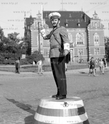 Milicjant kieruje ruchem drgowym na skrzyzowaniu Hucisko...