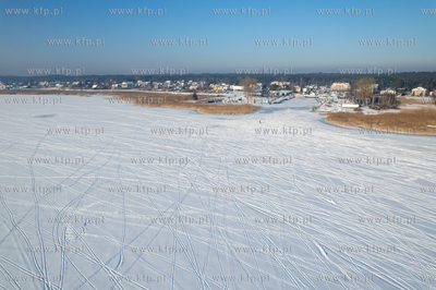 Zima na Mierzei Wiślanej. Widok na zamarznięty Zalew...