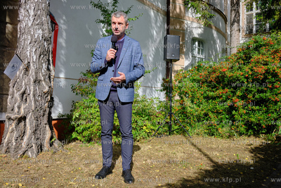 Na kamienicy przy ul. gen. Józefa Fiszera 8 we Wrzeszczu...