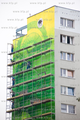 Gdansk. Zaspa. Pilotow 10. Demontaz rusztowania i odsloniecie...