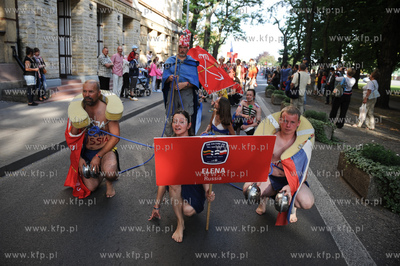 Gdynia. Parada zalog startujacych w Zlocie Zaglowcow...