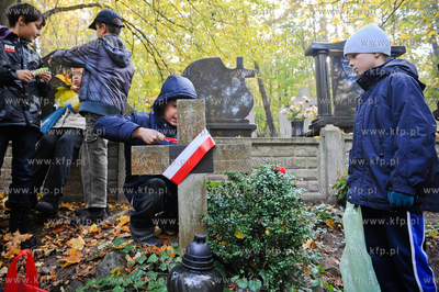 Gdansk. Cmentarz Srebrzysko. Zywa lekcja historii,...
