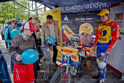 Gdansk. Petla tramwajowa w Jelitkowie. Majowka z tramwajem....