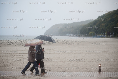 Gdynia. Jesienna, deszczowa pogoda na plazy miejskiej...