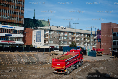 Gdansk. Zasypywanie wielkiej dziury znajdujacej sie...
