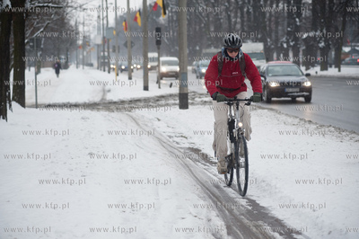 Gdansk. Park Stefensa wzdluz Al. Zwyciestwa.
Nz rowerzysta...