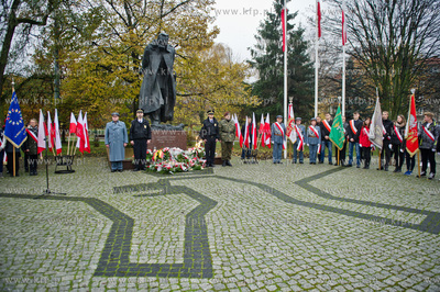 Gdansk. Wrzeszcz. Uroczyste zlozenia kwiatow pod pomnikiem...