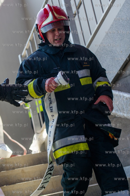 Gdansk. Cwiczenia Strazy Pozarnej na nowo budowanym...