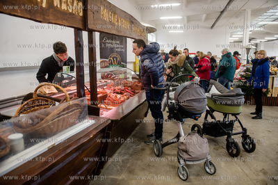 Gdansk. Hala postoczniowa przy ul. Doki 1. BioBazar...