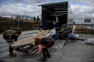 Gdansk. Uniwersytet Gdanski. Rozladunek szkieletu pletwala...