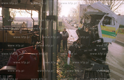 Wypadek TIR - autobus w Legowie . 27.10.98 Fot.Maciej...
