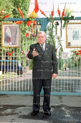   Lech Walesa pod brama nr 2 Stoczni Gdanskiej. Obchody...