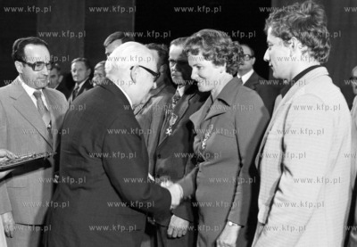 Przewodniczacy Rady Panstwa Henryk Jablonski wrecza...