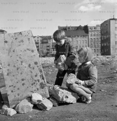 Dzieci bawia się w okolicach ul. Ulanskiej, w glebi...