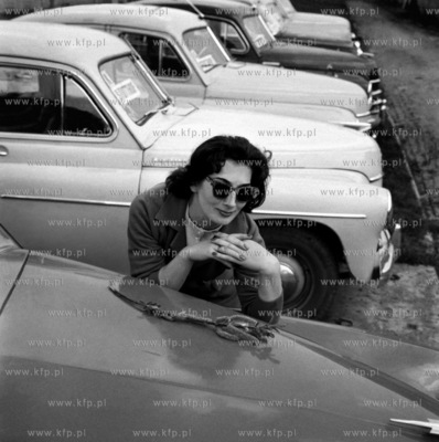 Dziewczyna i samochody marki Warszawa M20 popularne...