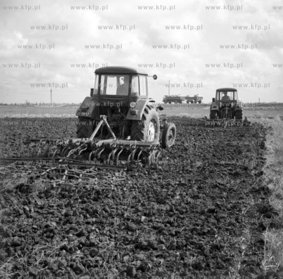 Wiosenne zabiegi agrotechniczne na polach zulawskiego...