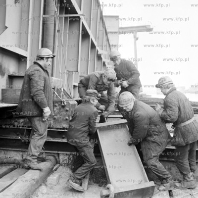 Wodowanie członu doku budowanego przez Gdańską Stocznię...