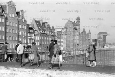 Zielony Most nad Motławą w Gdańsku. Po prawej, na...