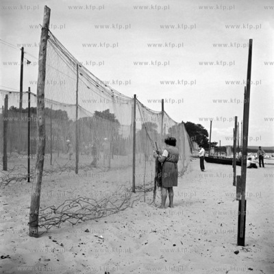 Naprawa sieci rybackich rozciągniętych na plaży...