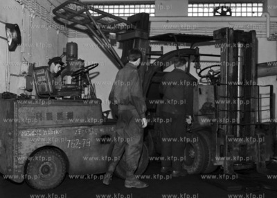 Wózki widłowe w porcie gdańskim.
28.09.1971
wrzesien1971_z.kosycarz_p46
Fot....