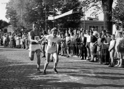 Bieg sztefotowy ulicą Gdańska. (lata60). 1965 0007988z...