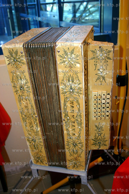 Wystawa akordeonow w krzywym domku na sopockim deptaku....