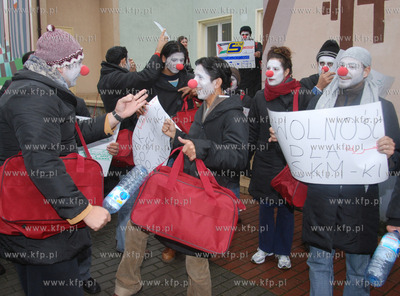 Grupa mlodych Palestynczykow bioraca udzial w programie...