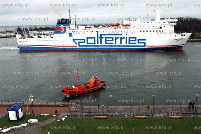 Prom pasazersko-samochodowy m/f Baltivia wplywa do...