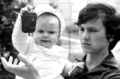 Danuta Walesa z dzieckiem na gdanskiej Zaspie. 1989...