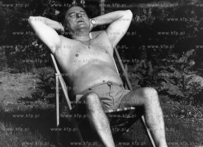 Lech Walesa podczas urlopu odpoczywa w swoim ogrodzie....