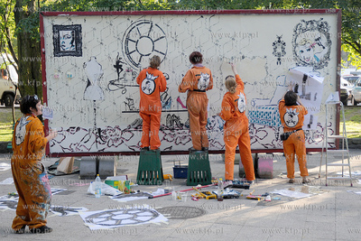 Lato zaczyna sie w Gdyni czyli Cudawianki. Nz. URBAN...