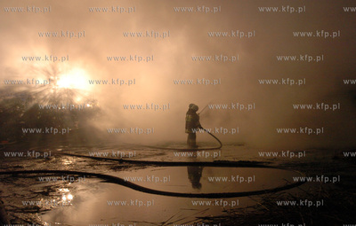 Pozar domu wypoczynkowego krytego strzecha w gospodarstwie...