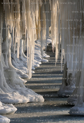 Gdynia Orlowo w zimowej szacie. Nz. Ogromne sople zwisajace...