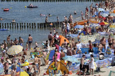 Tlum plazowiczow w samo poludnie na plazy w Mielnie.
04.07.2010
Fot....