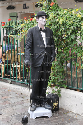 Montmartre - historyczna dzielnica Paryza polozona...