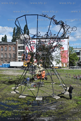 Montaz wielkiej instalacji autorstwa Roberta Rumasa...