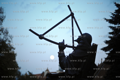 Trzy metrowy pomnik Jana Heweliusza autorstwa Jana...