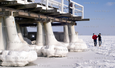 Zatoka gdanska zamarzla wskutek duzych mrozow na okolo...