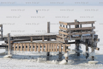 Wczesnym popoludniem w Rewie na skutej lodem Zatoce...