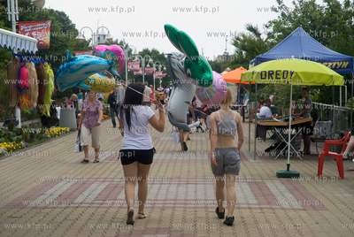 Wakacyjny odpoczynek na plazy w Ustce. 
30.06.2011
Fot....