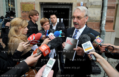Gdansk, Dlugi Targ. Konferencja prasowa mecenasa Romana...