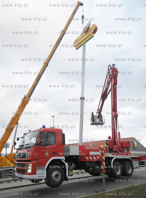 Na skutek silnego wiatru przechylil sie slup z logotypem...