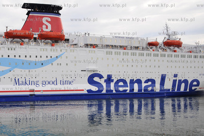 Prom Stena Spirit doplywa do przystani promowej Stana...